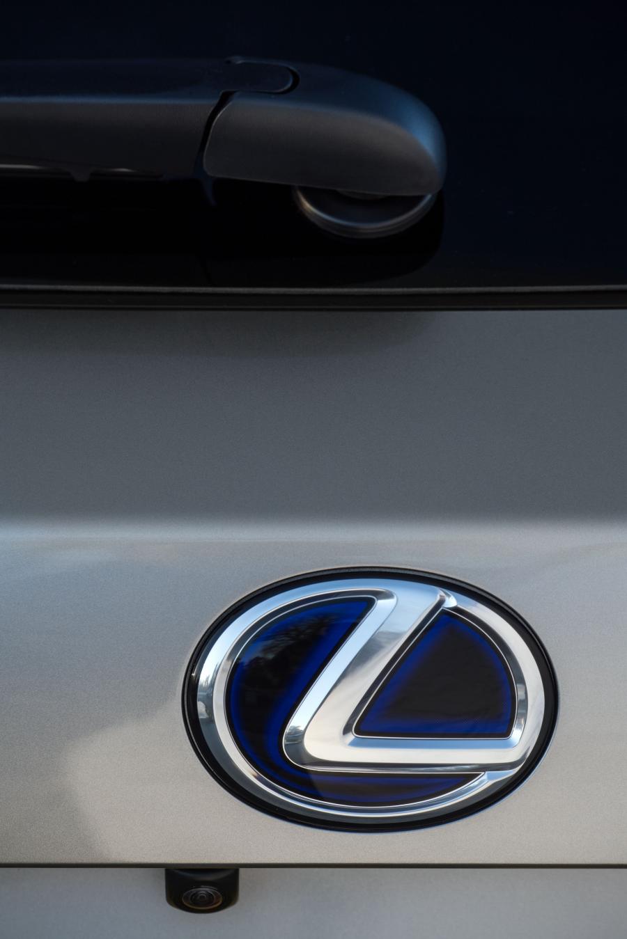 Логотип Lexus NX300h 2017 года  (UK) (фото 5 из 40)